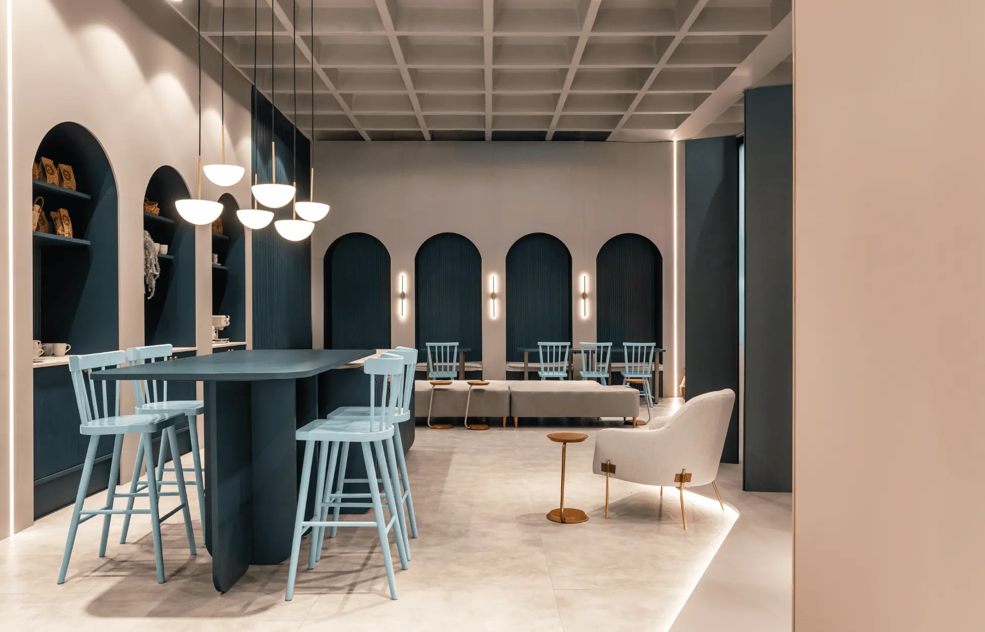 Cozinha com ilha e área de convivência Italínea Casa & Cozinha